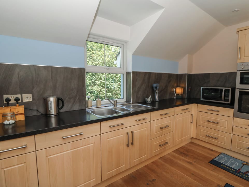 Cottage | Private kitchen | Dishwasher, cookware/dishes/utensils