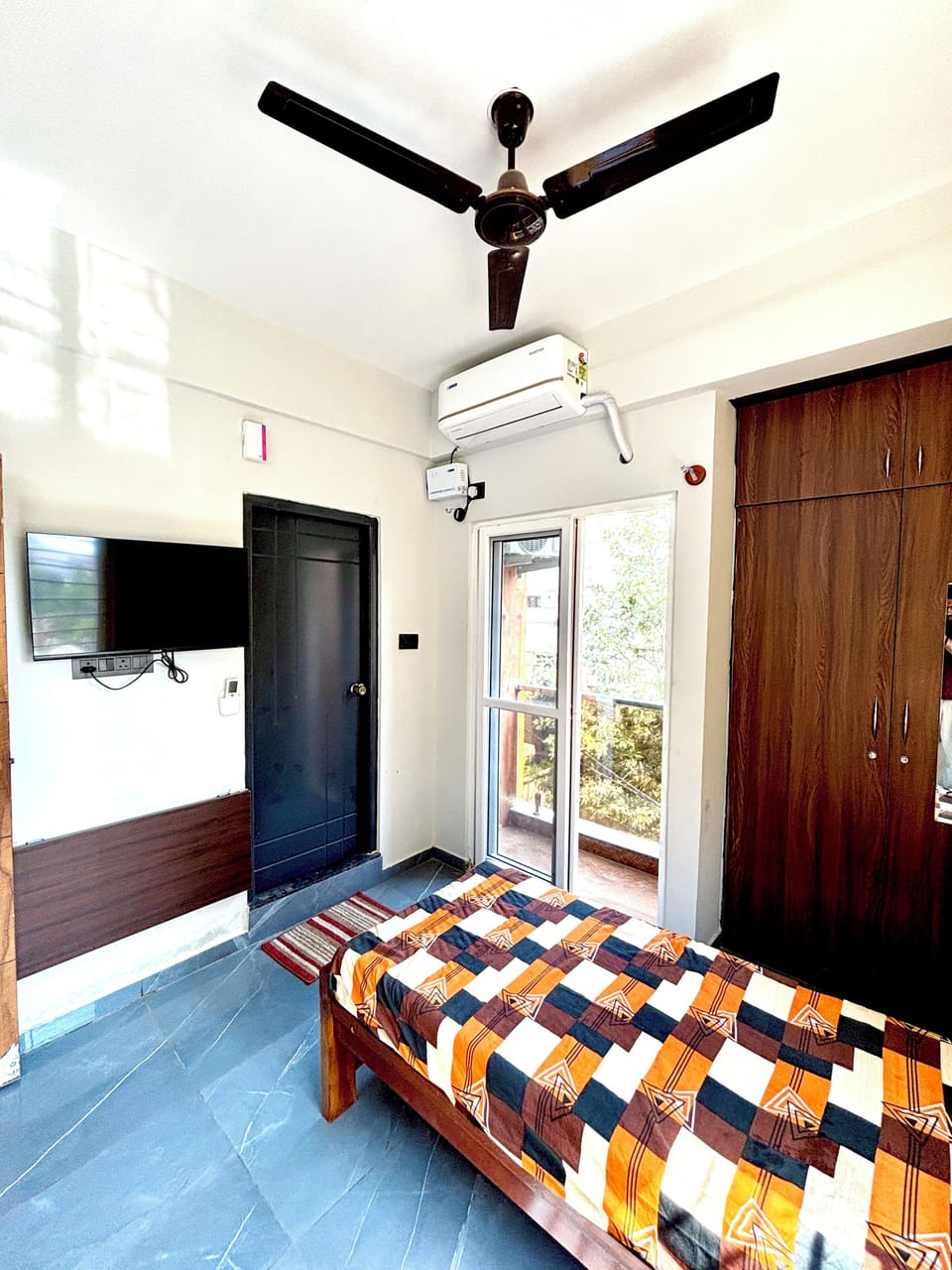Desk, laptop workspace, soundproofing, free WiFi