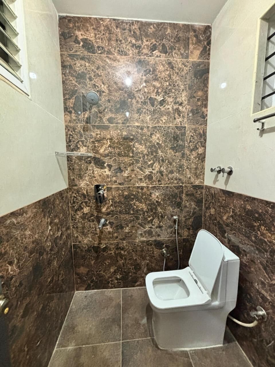 Towels, soap, shampoo, toilet paper