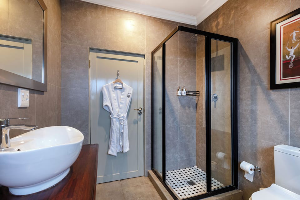 Presidential Double Room | Bathroom | Free toiletries, towels, toilet paper
