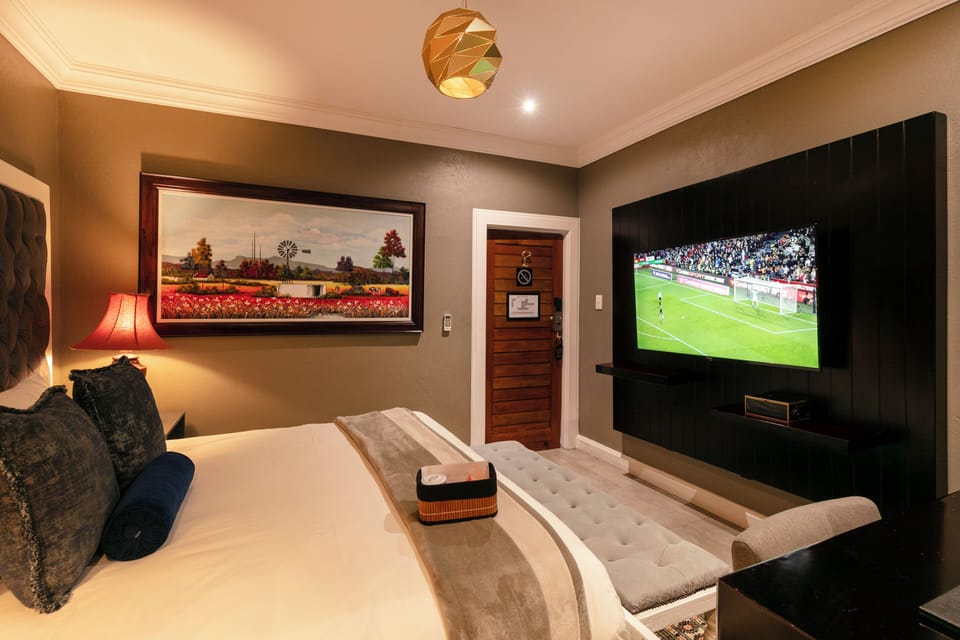 Standard Suite | In-room safe, WiFi (free), bed sheets