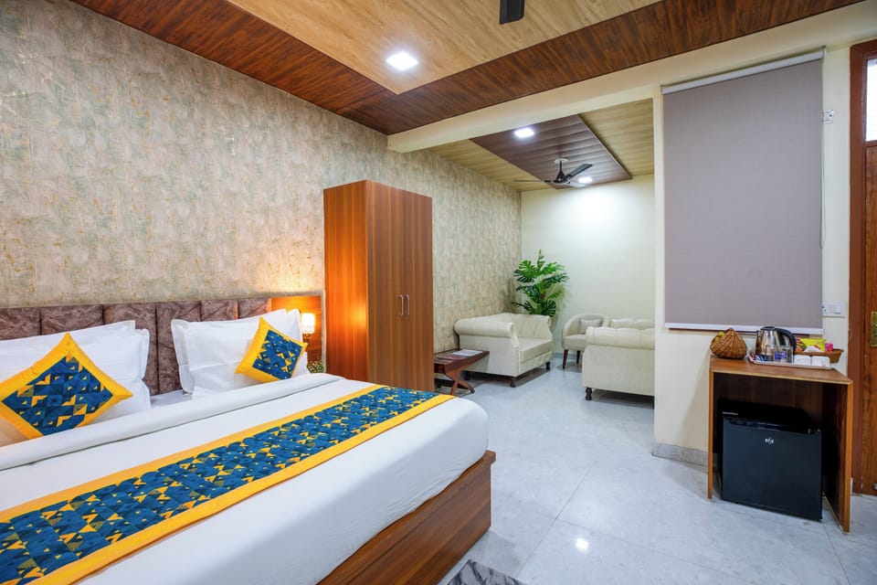 Executive Room | In-room safe, desk, laptop workspace, blackout drapes