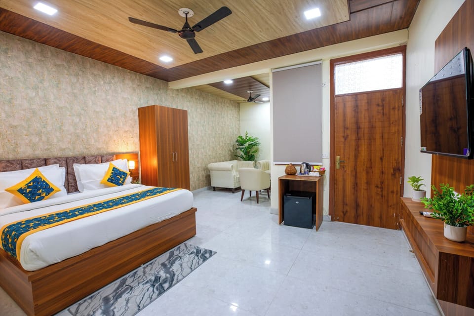 Executive Room | In-room safe, desk, laptop workspace, blackout drapes