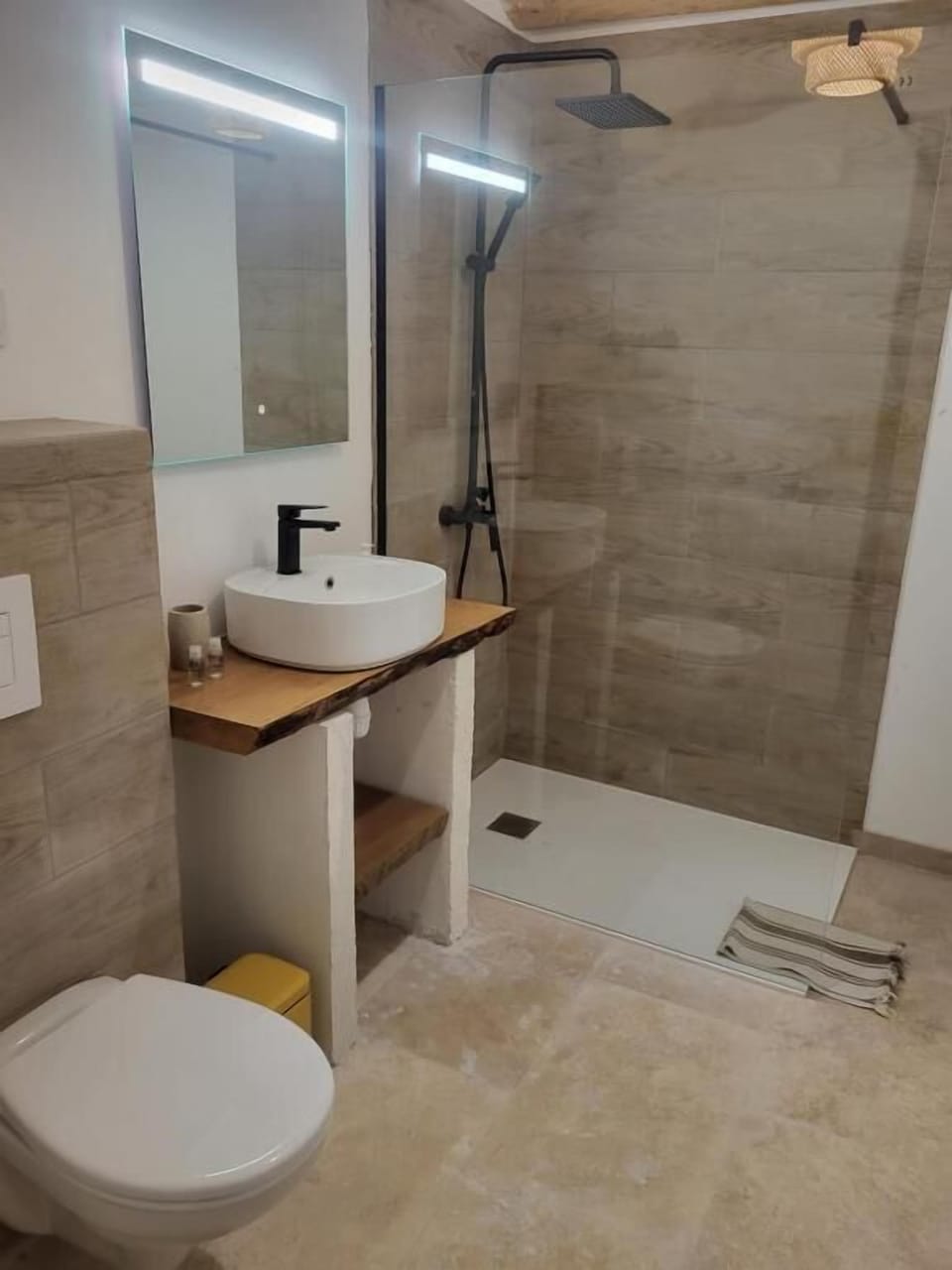 Deluxe Suite, Patio, Pool View | Bathroom