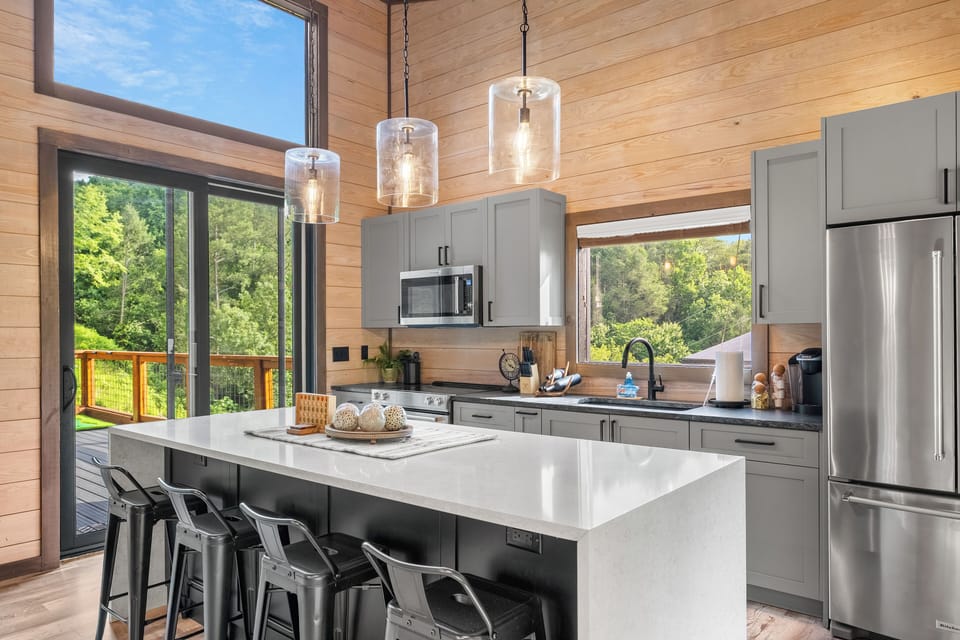 Fully equipped kitchen! Stainless steel appliances and plenty of space!