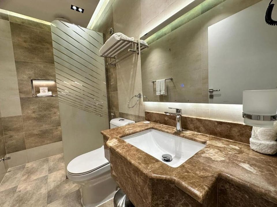 Shower, rainfall showerhead, free toiletries, hair dryer
