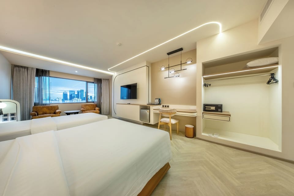 Triple Deluxe Premier | Minibar, in-room safe, desk, blackout drapes