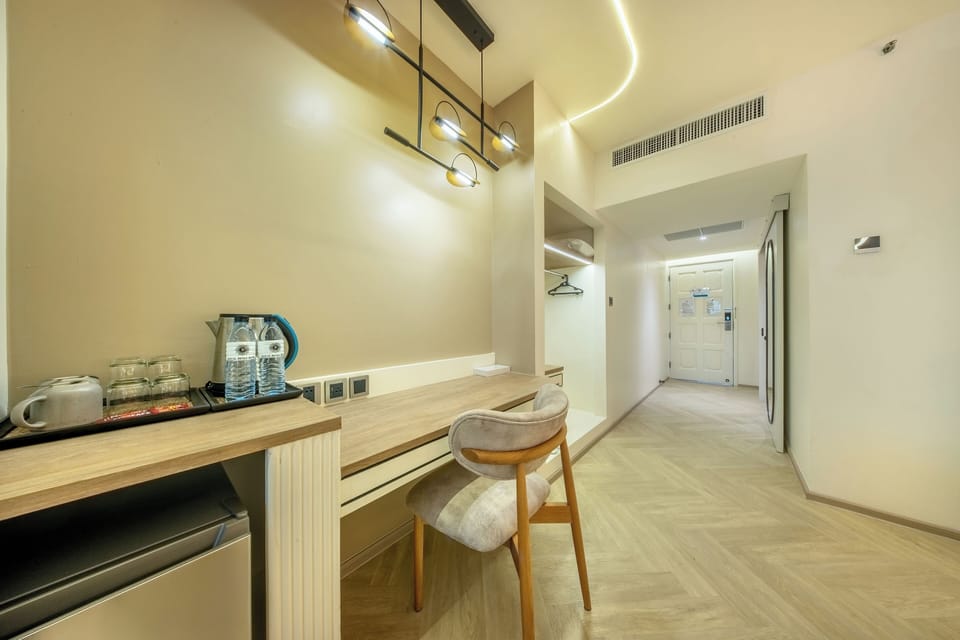 Triple Deluxe Premier | Minibar, in-room safe, desk, blackout drapes