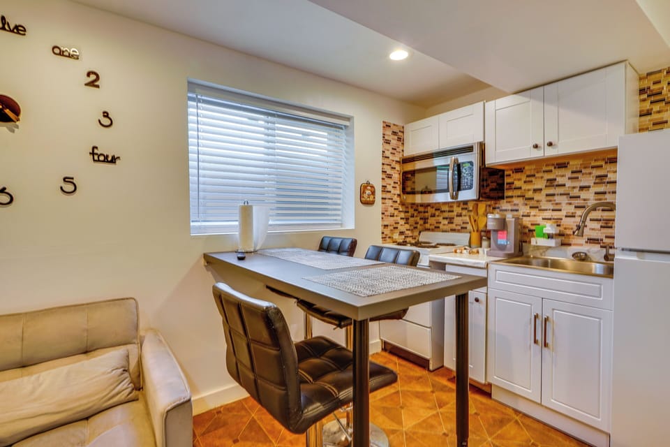 Dining Area | Dishware/Flatware Provided