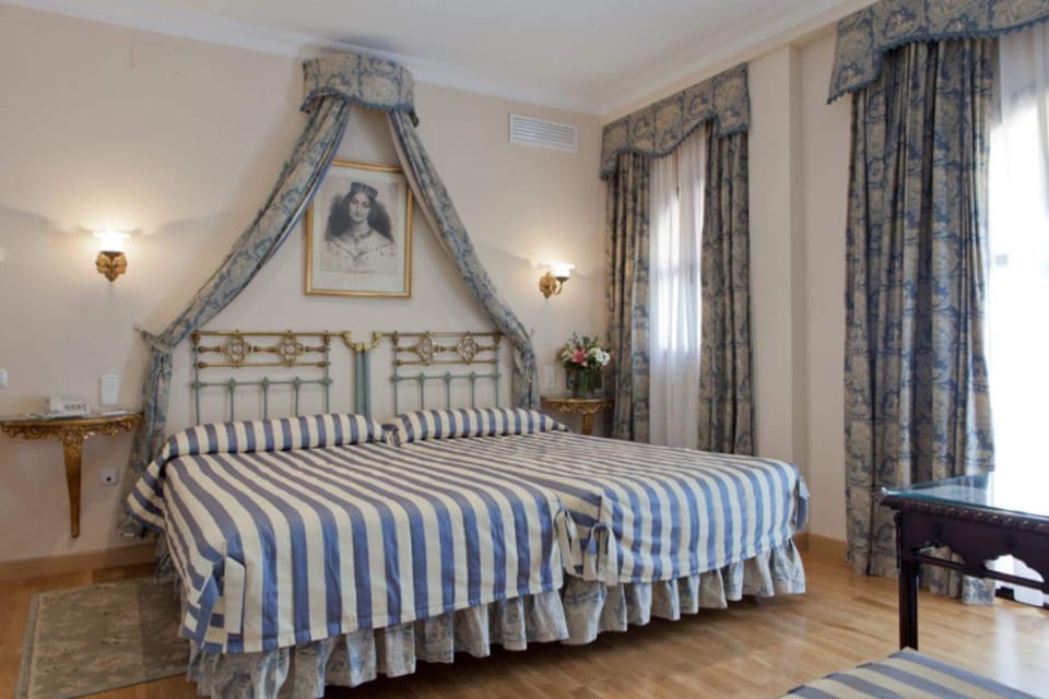 Triple Room | Minibar, in-room safe, individually decorated, individually furnished