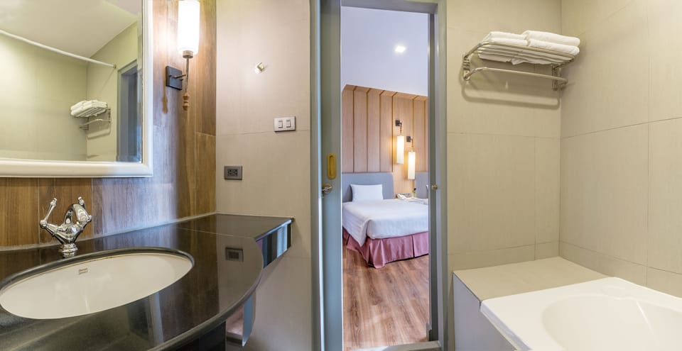 Grand Twin Room, 2 Twin Beds | Bathroom | Shower, rainfall showerhead, free toiletries, hair dryer