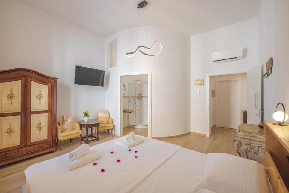 Deluxe Double Room | Blackout drapes, iron/ironing board, free WiFi
