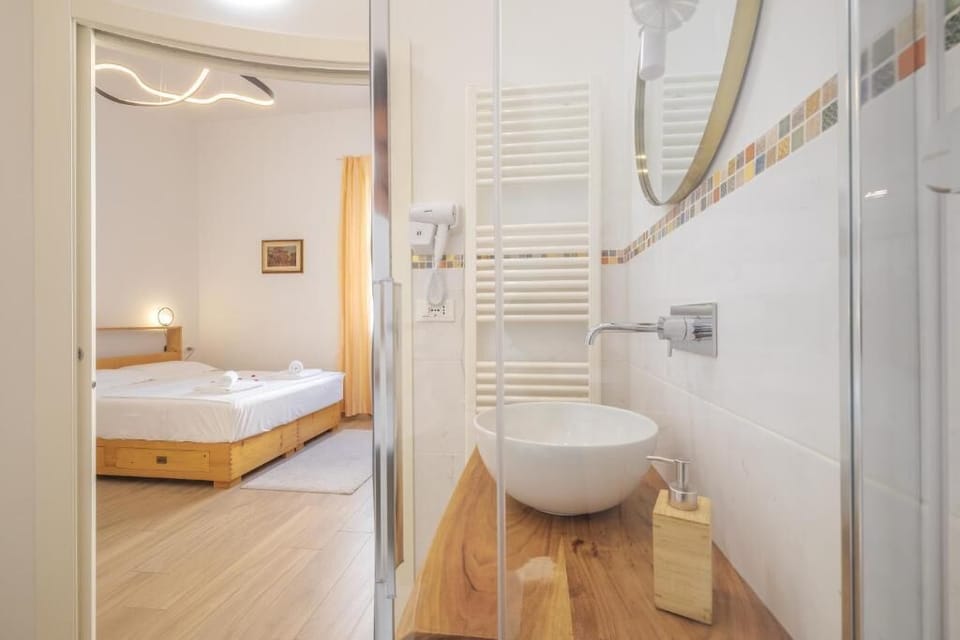 Deluxe Double Room | Bathroom | Free toiletries, hair dryer, slippers, towels