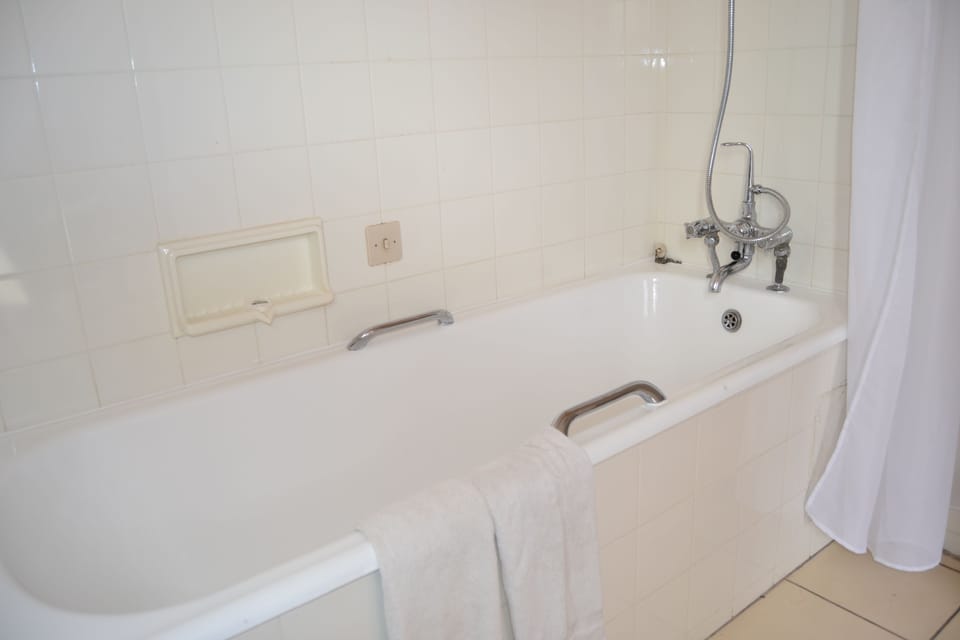 Combined shower/tub, free toiletries, towels