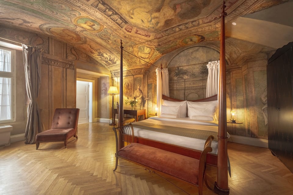 Signature Room, 1 King Bed | Hypo-allergenic bedding, free minibar items, in-room safe
