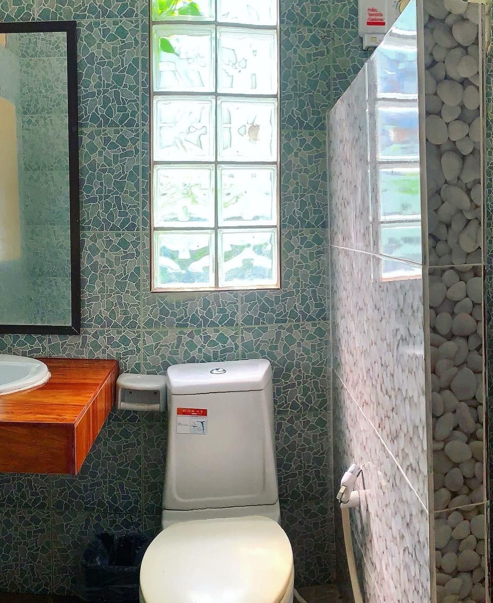 AC Twin Room | Bathroom | Shower, towels