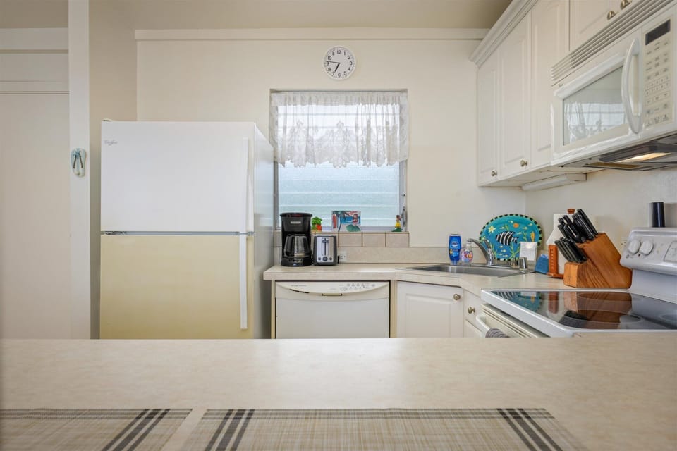 kitchen has mountain view
