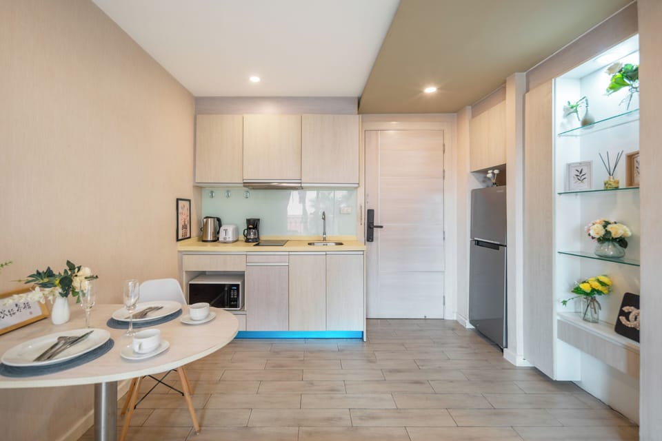 Classic Apartment, 1 King Bed with Sofa bed, Balcony, Courtyard View | Private kitchen | Fridge, microwave, stovetop, electric kettle