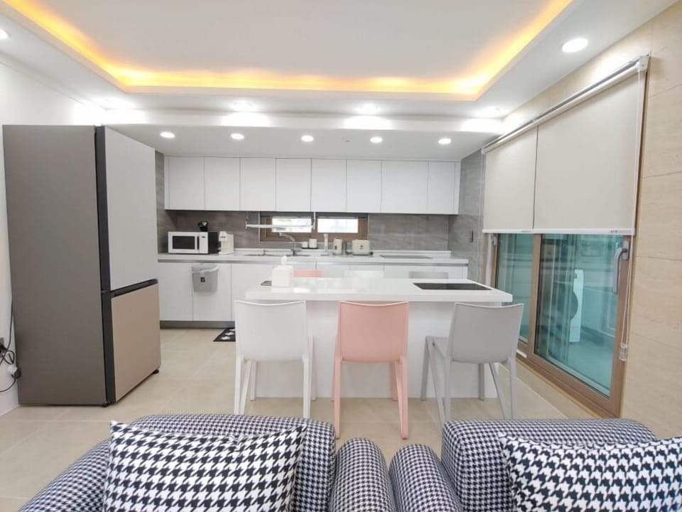 Graceful | Living area | Flat-screen TV, Netflix, streaming services
