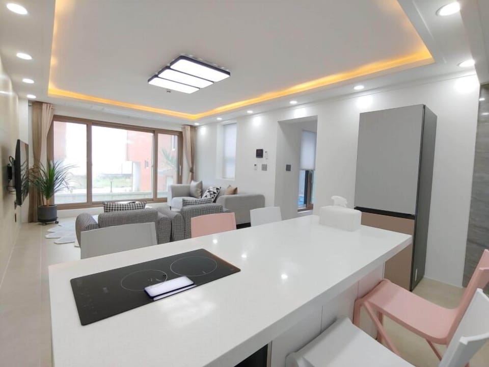 Graceful | Living area | Flat-screen TV, Netflix, streaming services