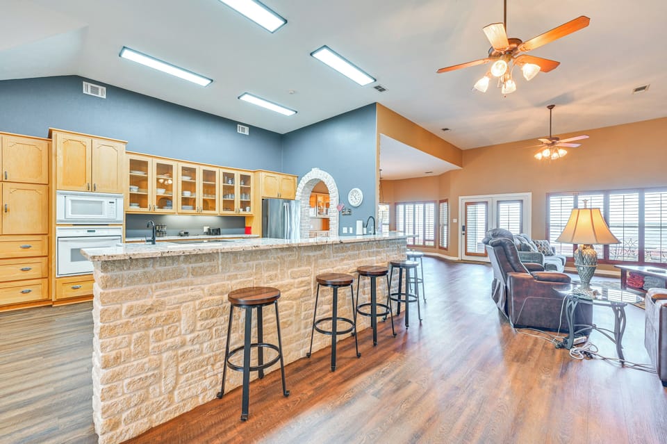 Breakfast Bar w/ Seating