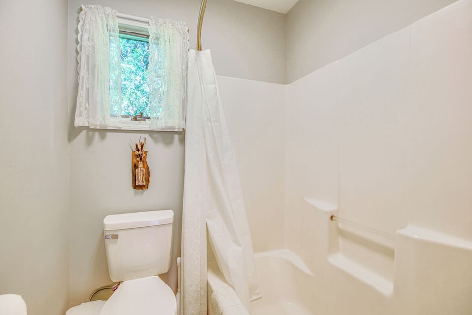 Full Bathroom | Towels Provided