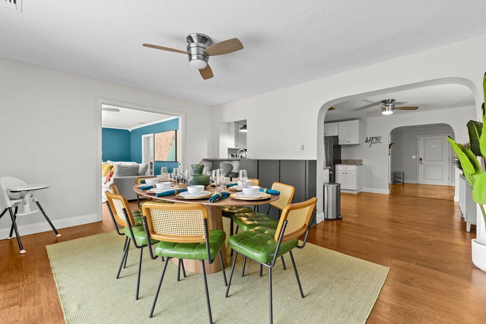 Complete with a high chair for the little one! 