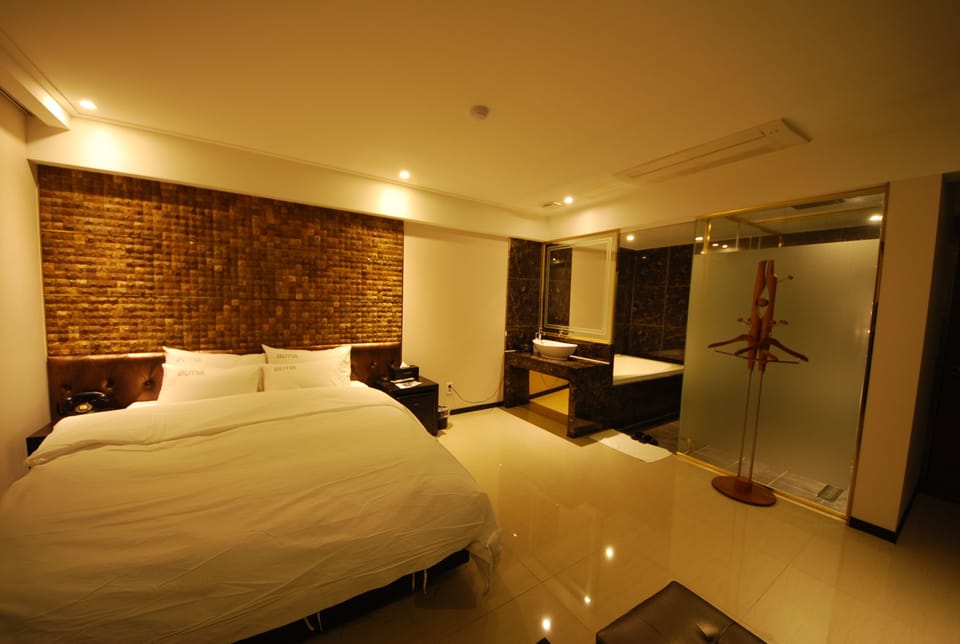 Premium bedding, down comforters, free WiFi