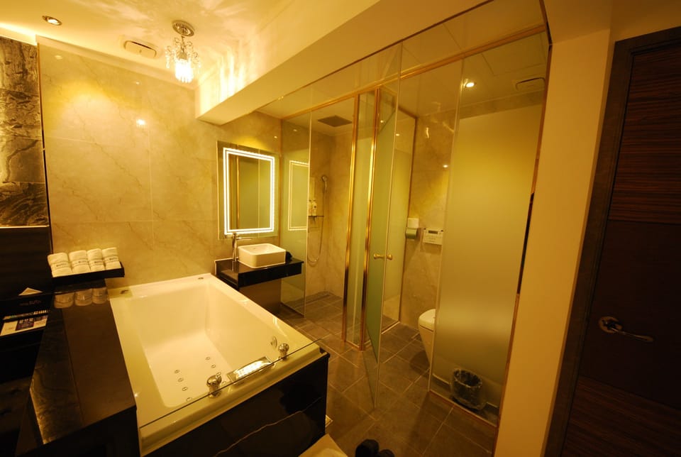 Premium Double Room | Bathroom | Designer toiletries, hair dryer, bathrobes, slippers