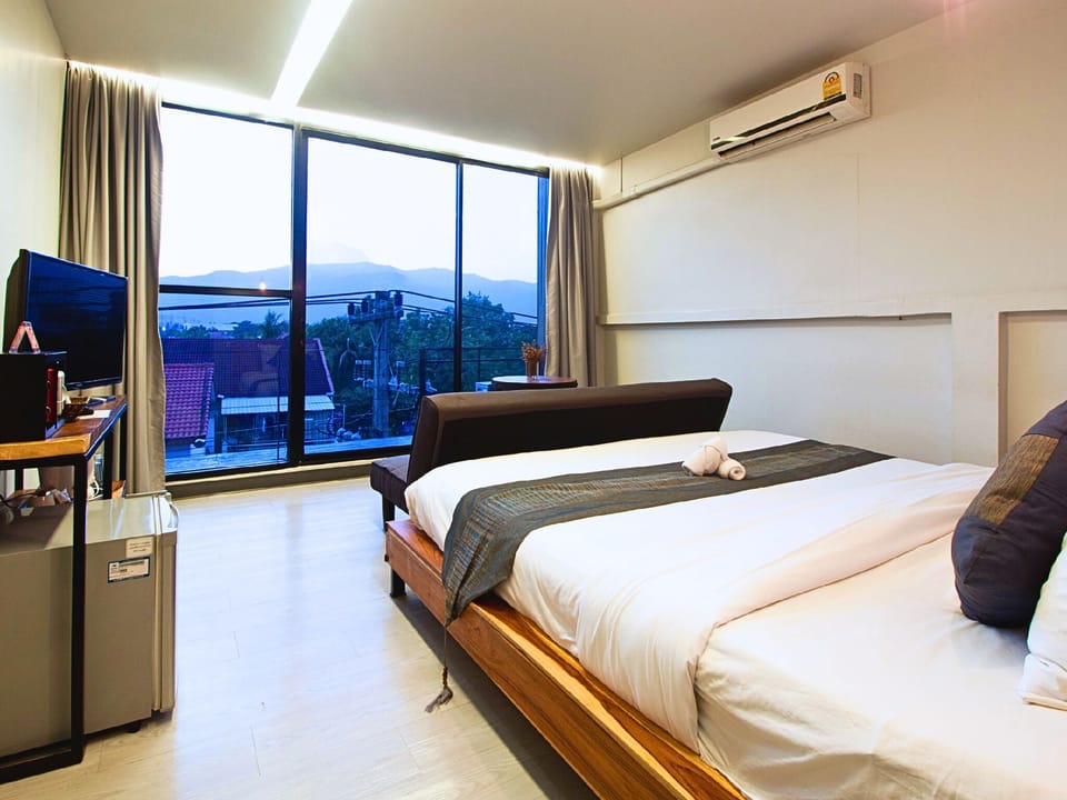 Desk, free WiFi, bed sheets