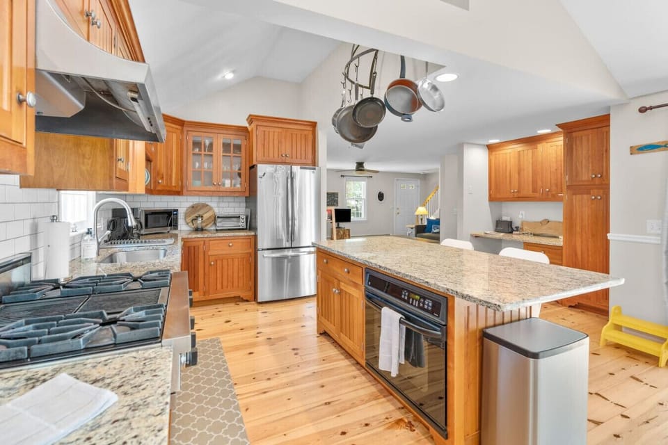 Fully equipped and modern kitchen for all of your cooking needs! Seating available for family dinners at the kitchen island, high-top table and the dining table by the living room.