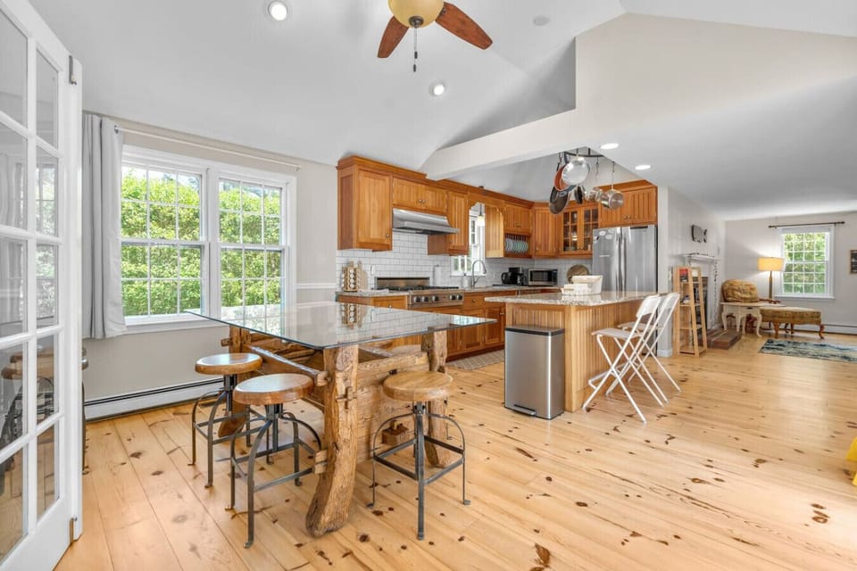 Fully equipped and modern kitchen for all of your cooking needs! Seating available for family dinners at the kitchen island, high-top table and the dining table by the living room.