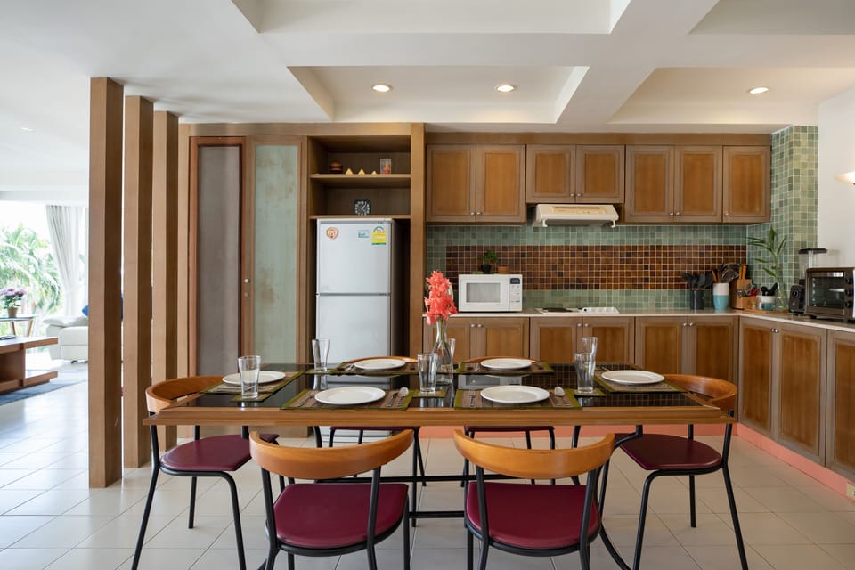 Exclusive Apartment, 3 Bedrooms, Balcony, Ocean View | In-room dining