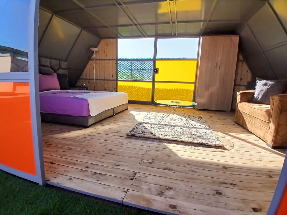 Comfort Cabin | Blackout drapes, soundproofing, iron/ironing board, free WiFi