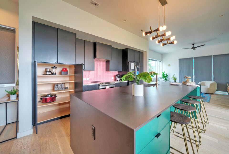 Fully-equipped kitchen. (Beach Box)