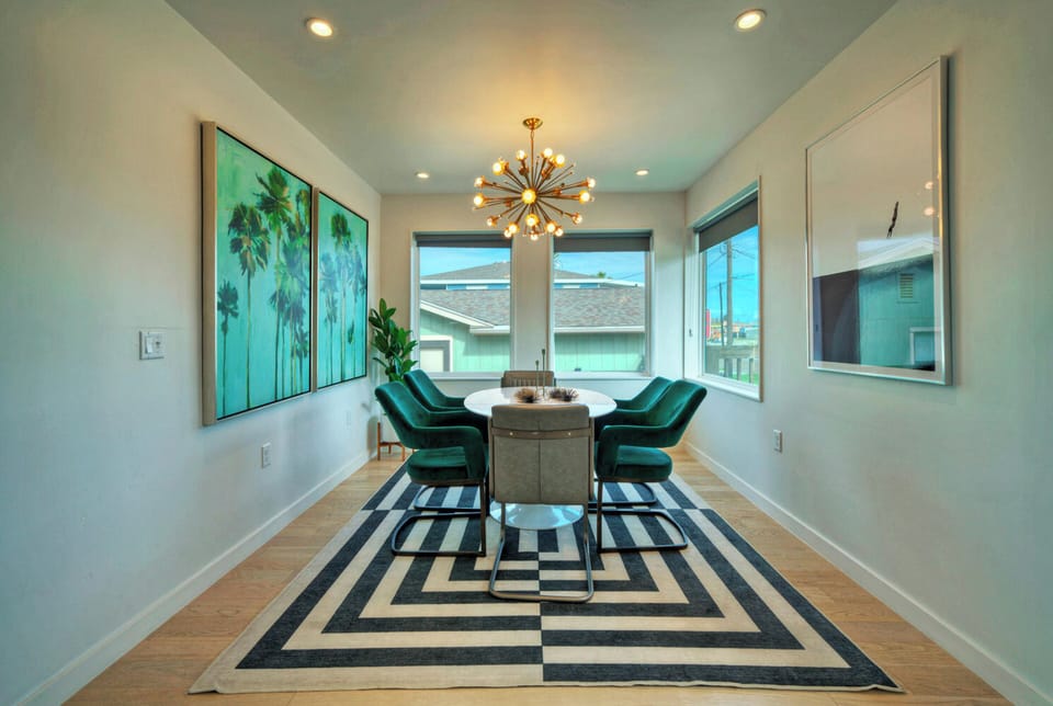 Dining table. (Beach Box)