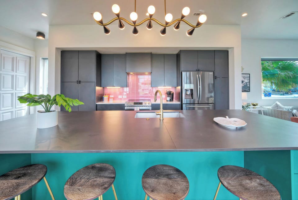 Fully-equipped kitchen. (Beach Box)