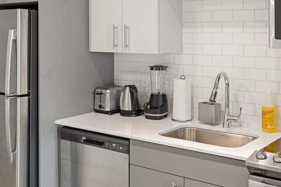 Toaster, kettle and blender provided