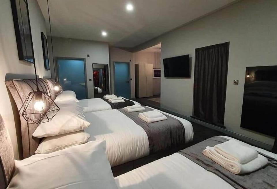 Deluxe Studio Suite | In-room safe, desk, blackout drapes, iron/ironing board