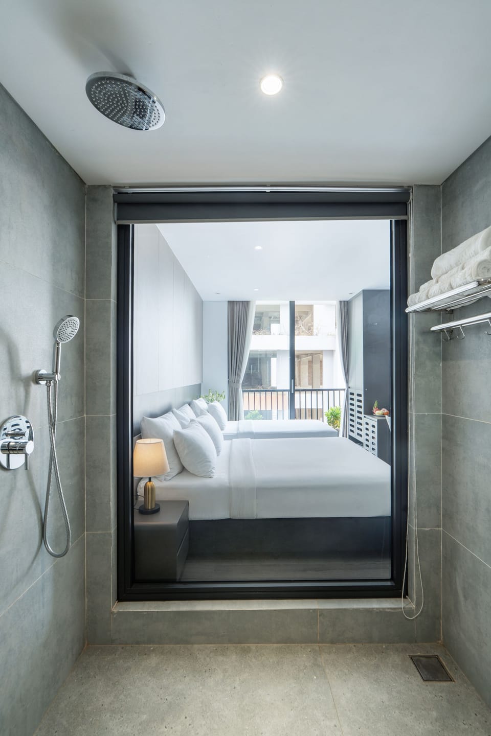 Deluxe Triple Room, City View | Bathroom | Designer toiletries, hair dryer, bathrobes, slippers