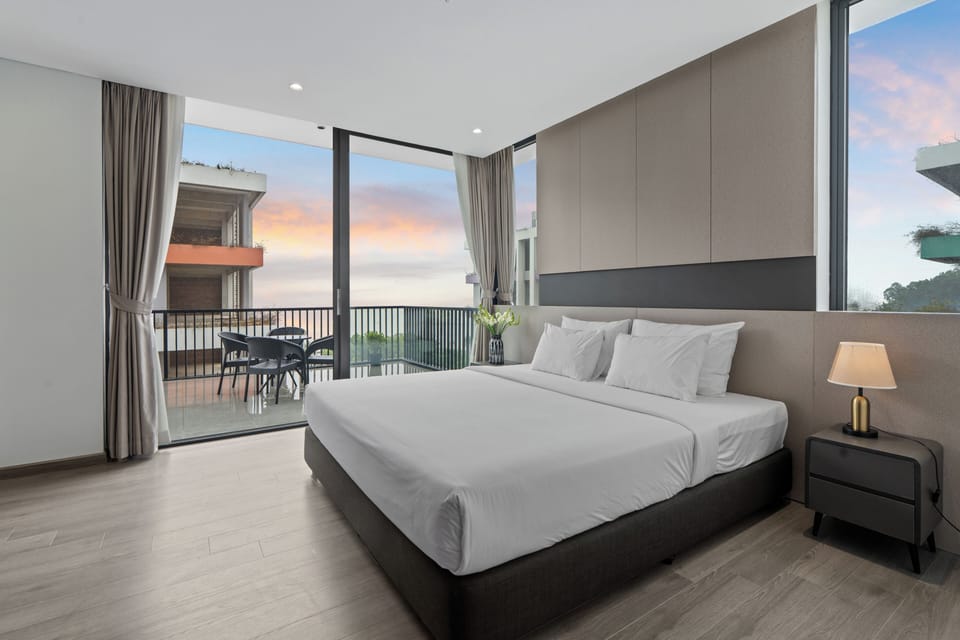 Deluxe Double Room, Balcony, Sea View | Minibar, in-room safe, desk, laptop workspace