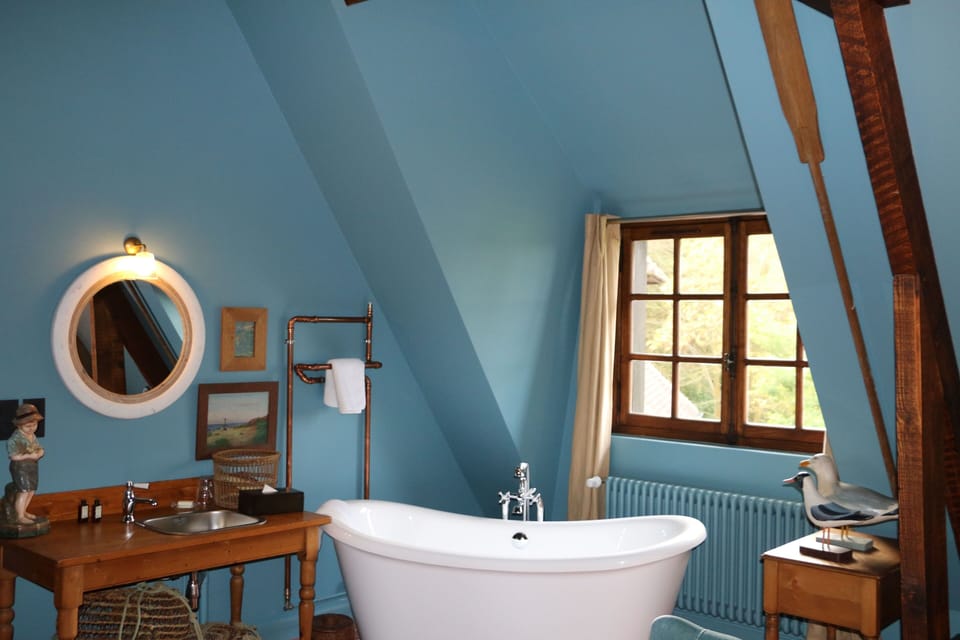 PROMENEUR room | Bathroom | Separate tub and shower, hair dryer, bathrobes, slippers