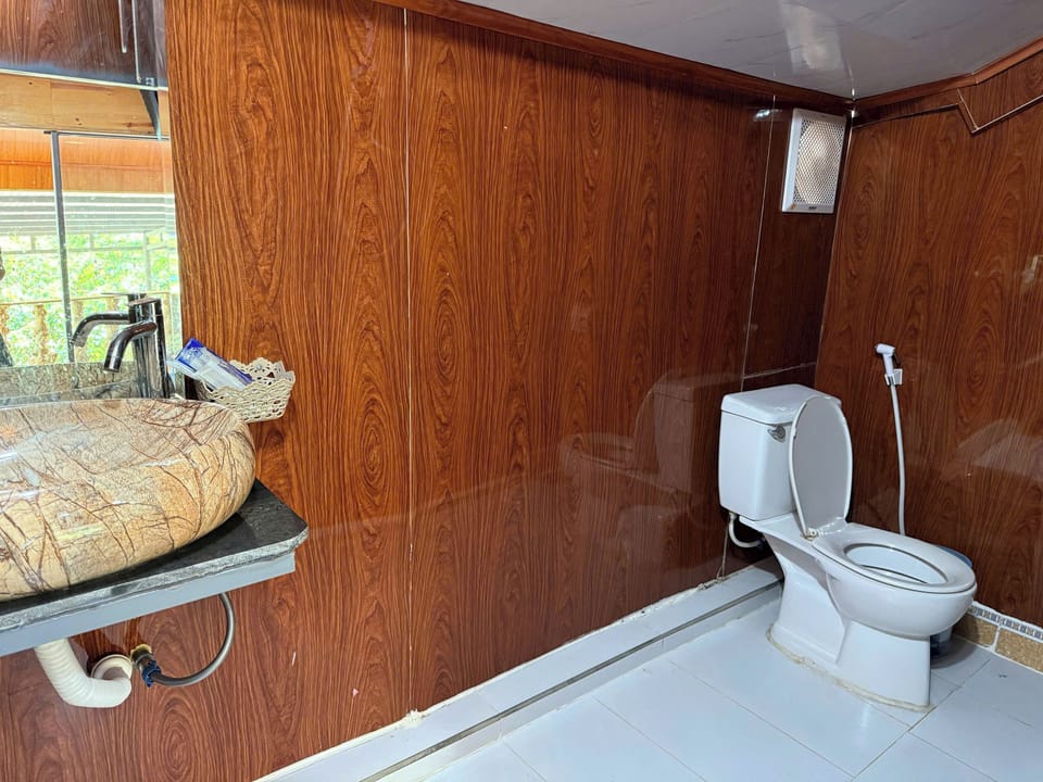 Double Room, Courtyard View | Bathroom | Free toiletries, hair dryer, slippers, bidet