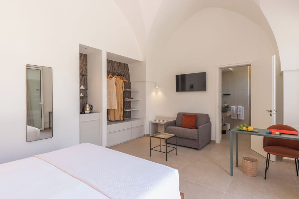 Deluxe Room | Minibar, in-room safe, desk, laptop workspace