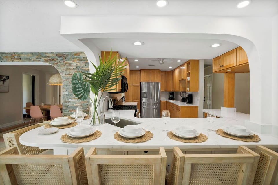 Enjoy delightful meals together! 🍽️ Our beautifully set dining table provides a charming space for memorable family dinners or friendly gatherings. Bon appétit! 👨‍🍳👩‍🍳