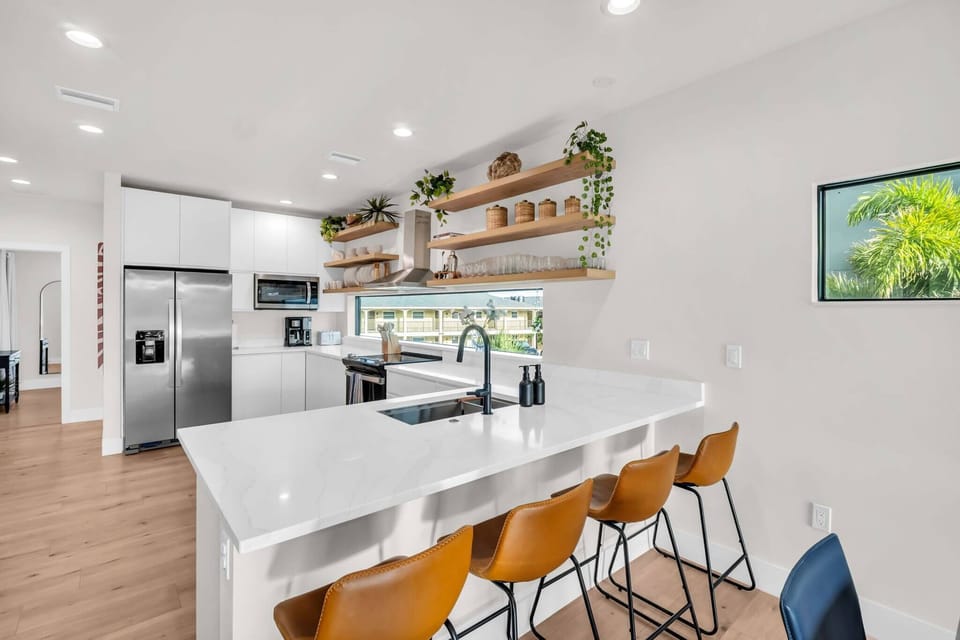 Sleek kitchen w/ modern finishes & generous counter space