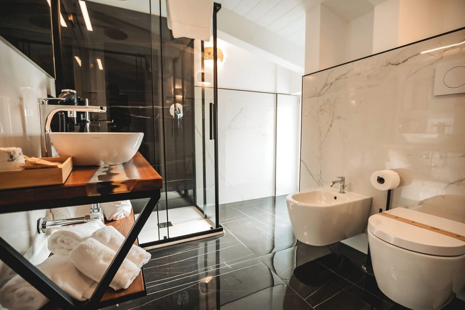 Deluxe Double Room | Bathroom | Bidet