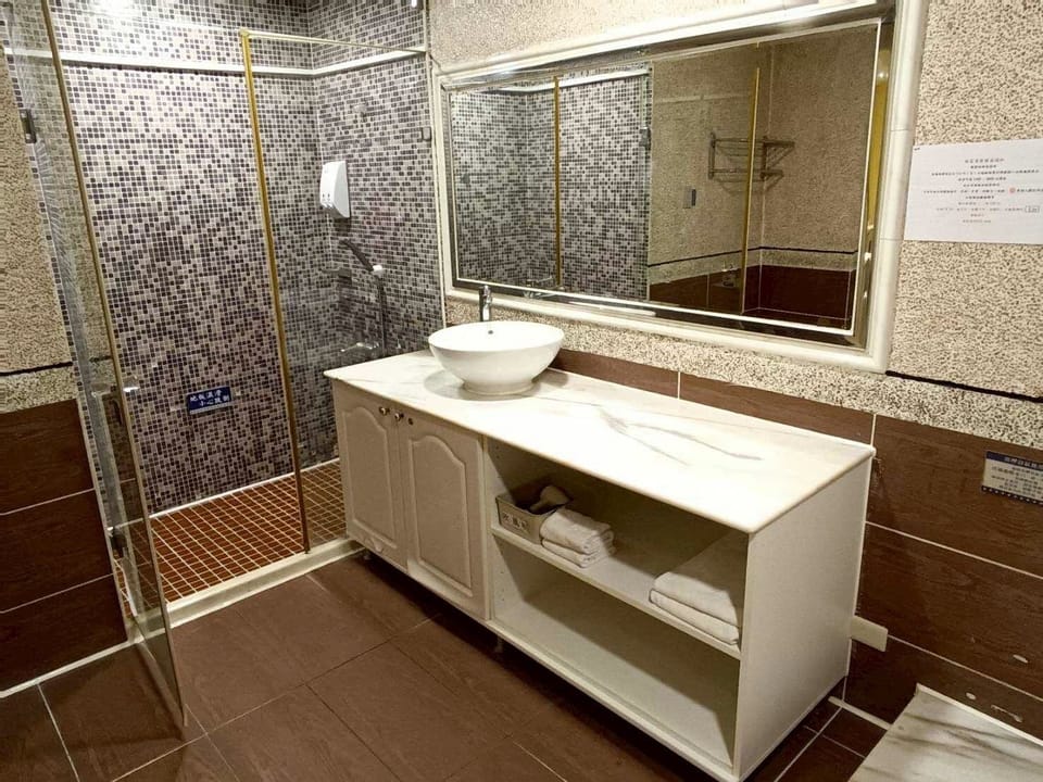 Superior Double Room | Bathroom | Free toiletries, hair dryer, slippers, towels