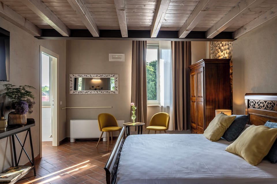 In-room safe, blackout drapes, free WiFi