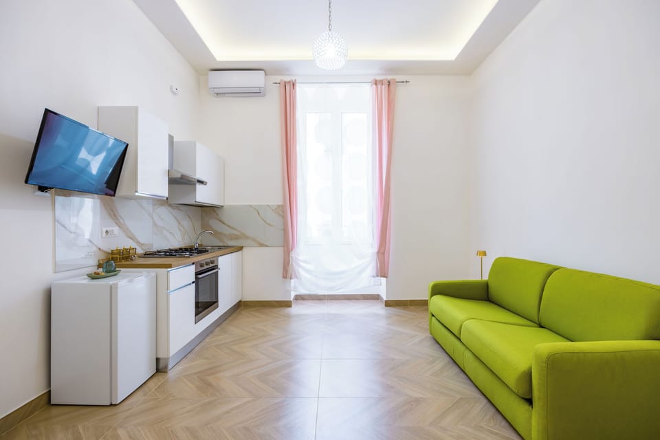 Classic Studio | Desk, laptop workspace, free WiFi